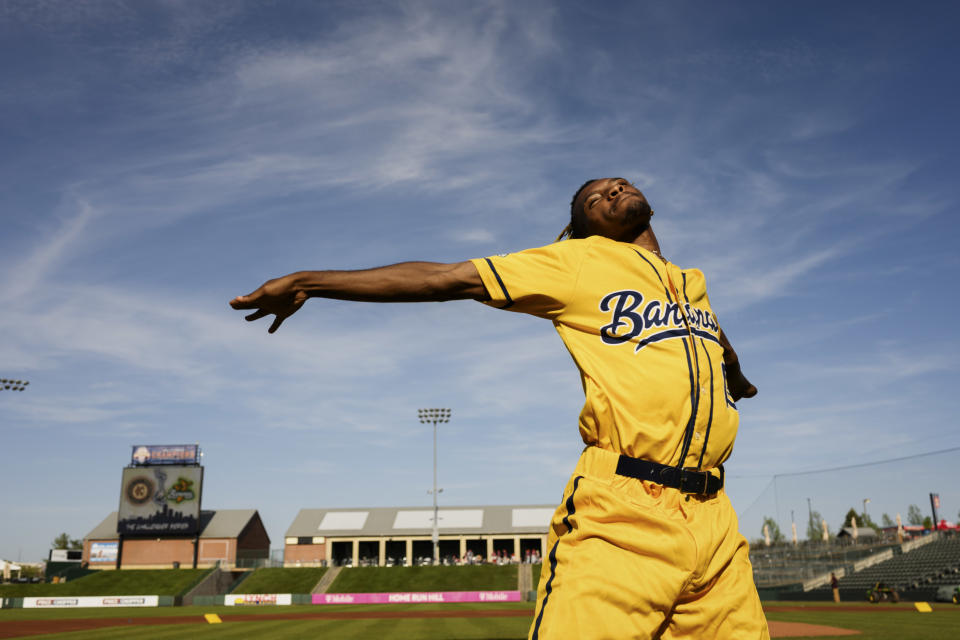 Maceo Harrison, bailarín e instructor de baile de hiphop que nunca jugó béisbol, se desempeña como el mánager de primera base de los Bananas de Savannah durante un juego en Kansas City, el 7 de mayo de 2022. (Shawn Brackbill/The New York Times)