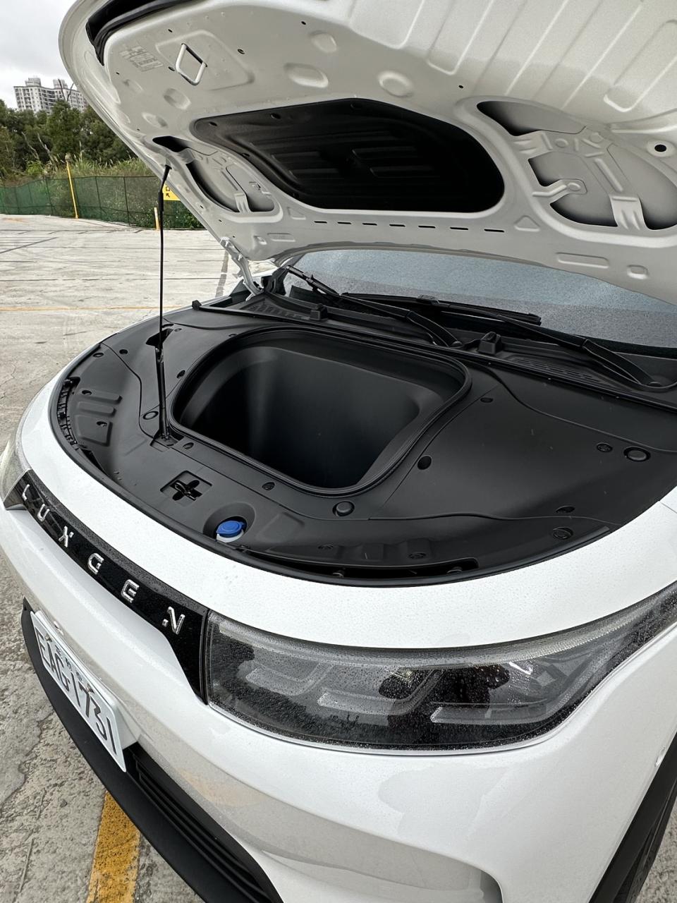Luxgen N7 全車系標配 36 公升容積的前行李廂。