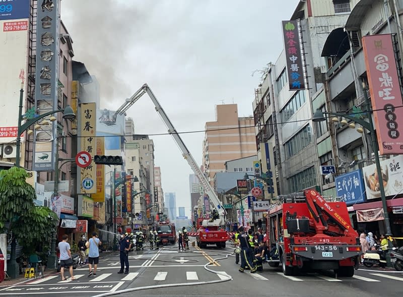 台中市中華路夜市21日凌晨發生火警，火勢延燒多戶， 消防局出動人車救援。（民眾提供）