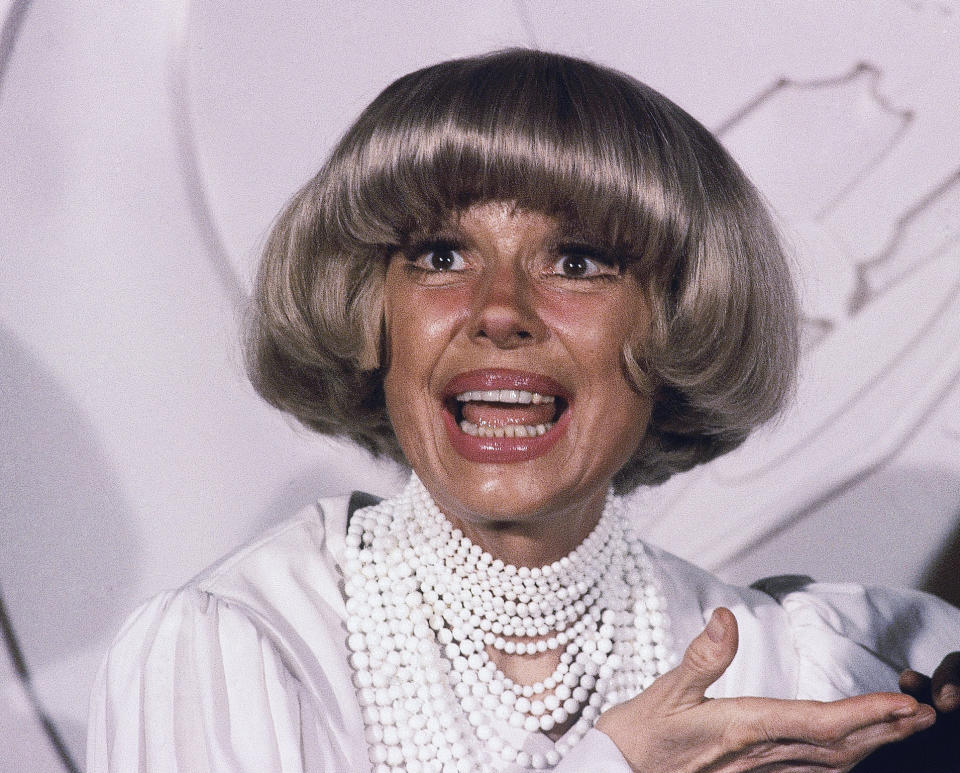 En esta foto del 24 de febrero de 1982, la actriz Carol Channing en la ceremonia de los premios Grammy en Los Angeles. Channing, cuya carrera abarcó décadas en Broadway y en televisión, murió el martes 15 de enero del 2019. Tenía 97 años. (AP Foto/Doug Pizac, Archivo)