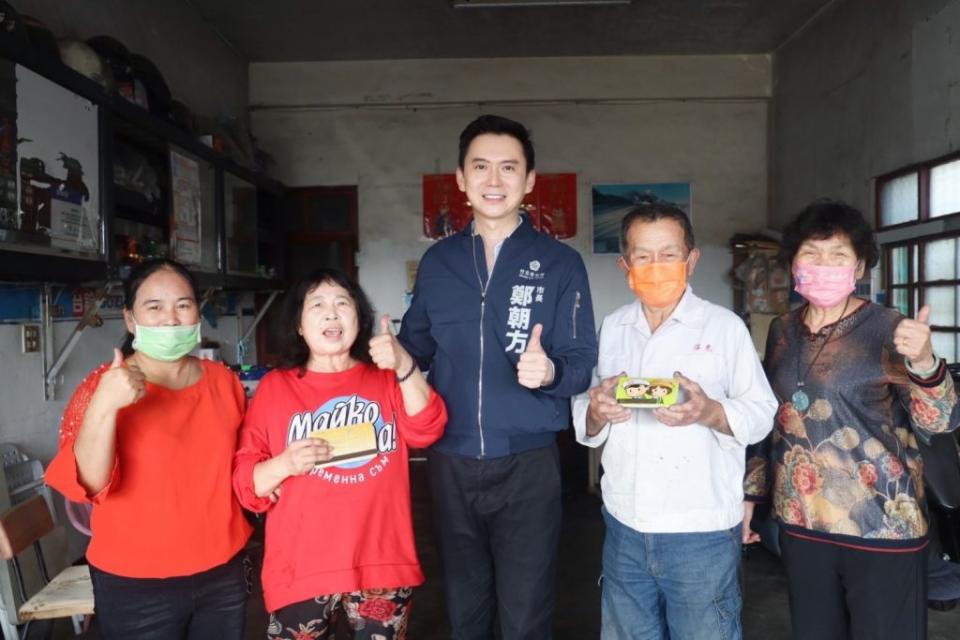 竹北市長鄭朝方拜訪第一波領到六千元的民眾，民眾都非常感恩這項德政。（記者彭新茹攝)