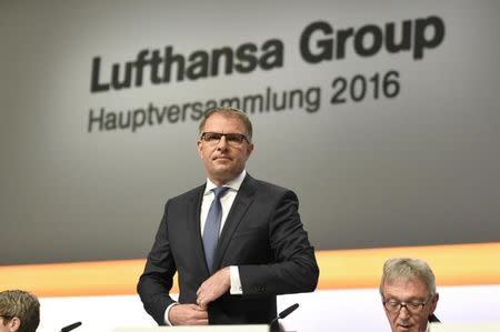 Lufthansa Chief Executive Carsten Spohr adjusts his jacket at the annual shareholders meeting in Hamburg, Germany, April 28 2016. REUTERS/Fabian Bimmer