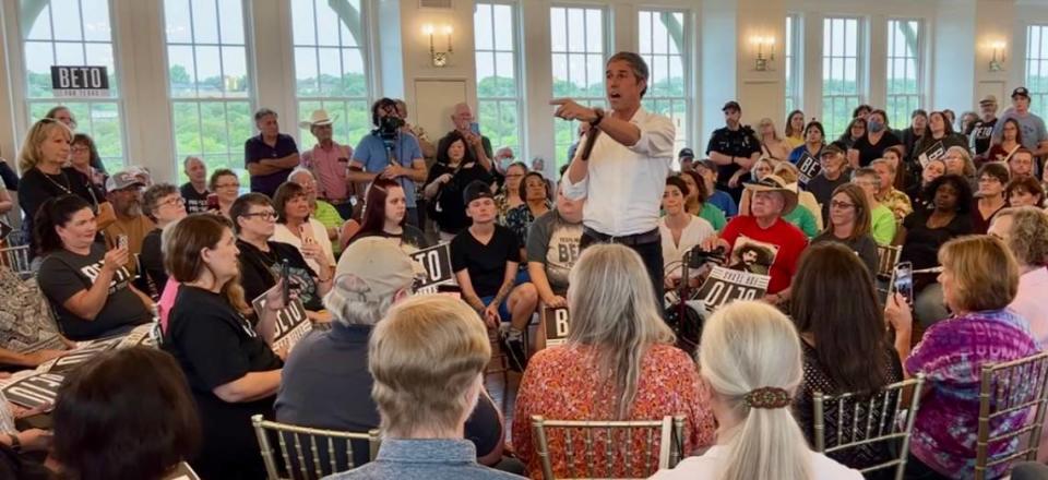 Beto O’Rourke points at someone with a Greg Abbott sign who laughed during Abbott’s comments about the AR-15 used in the Uvalde massacre.