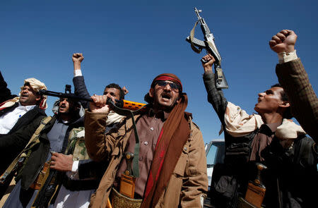 Tribesmen shout slogans as they attend a gathering held to show support to the new government formed by Yemen's armed Houthi movement and its political allies, in Sanaa, Yemen December 6, 2016. REUTERS/Khaled Abdullah