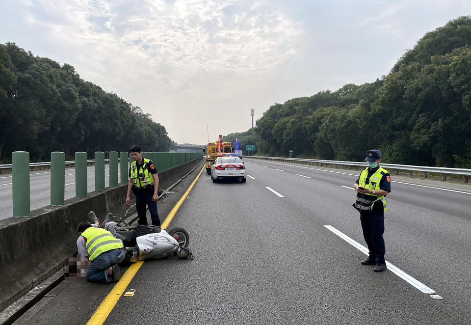 國道3號南向嘉義梅山交流道路段14日有機車誤闖國道並與1輛自小客車發生事故，警方到場時，發現74歲楊姓男騎士倒地，檢視頭部有傷勢、左手骨折，意識清楚，由嘉義縣消防局救護車送醫治療。（圖／國道公路警察局提供）