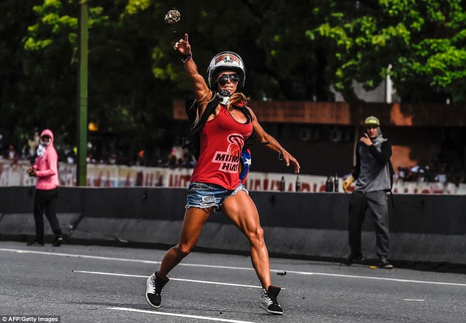 FOTOS: Ingenios de la oposición para protestar y defenderse en Venezuela