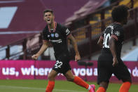 Christian Pulisic celebra tras anotar el primer gol de Chelsea en el partido contra Aston Villa por la Liga Premier inglesa en Birmingham, el domingo 21 de junio de 2020. (Molly Darlington/Pool vía AP)