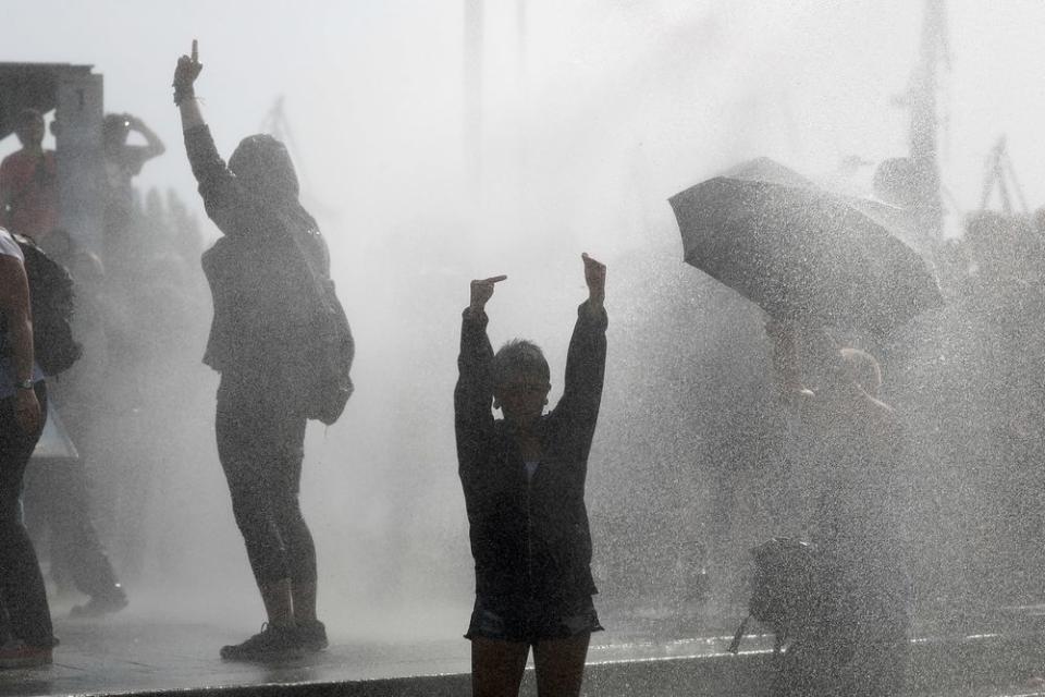 <p>Riot police use water cannon against protesters on July 7, 2017 in Hamburg. (Photo: Odd Andersen/AFP/Getty Images) </p>