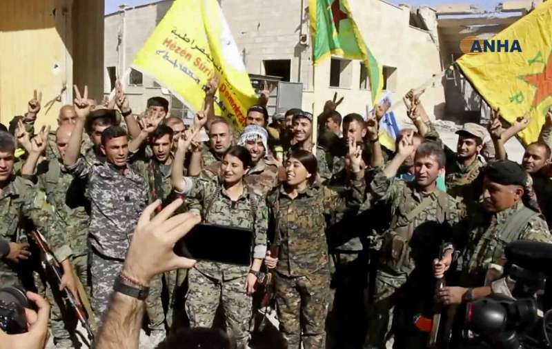以庫德族為主力的「敘利亞民主軍」（SDF）已經攻克伊斯蘭國（IS）的「首都」拉卡，並在市區慶祝（AP）