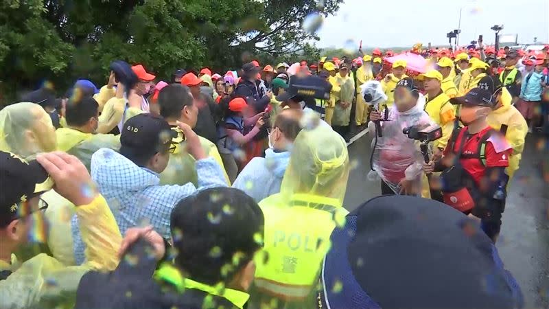 白沙屯媽祖進香隊伍遭遇大雨。