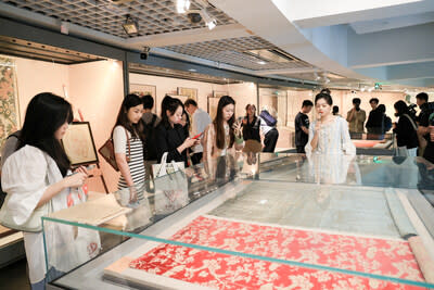 Audience visiting the “Lyon in the 18th Century” exhibition