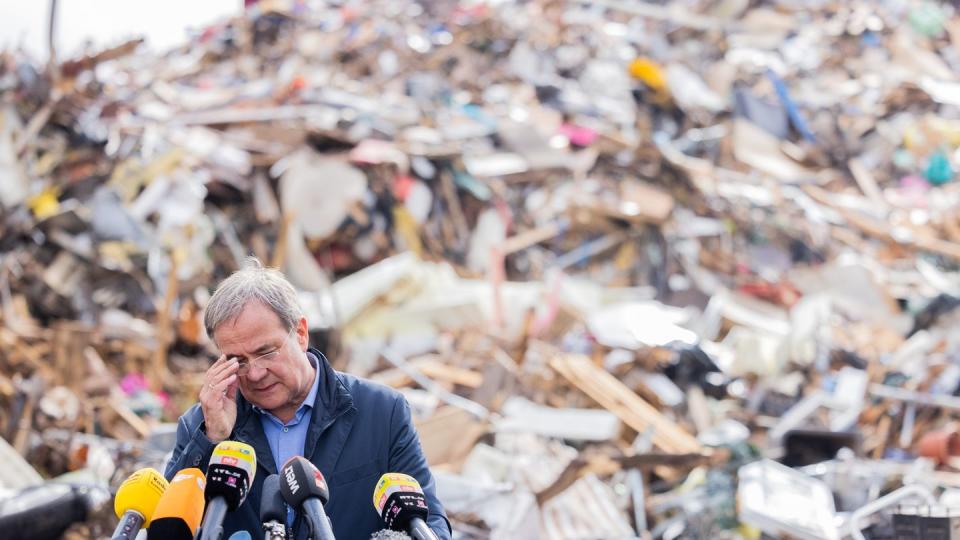 Müllberge an Gedenkstätte Vogelsang: Armin Laschet besucht die Hochwassergebiete.