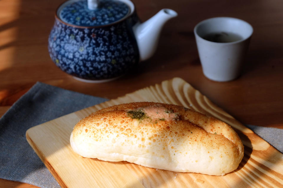 明太子米卷 $12/個 $22/2個；相當日式的麵包，輕輕一咬，爆滿的明太子醬塞滿嘴巴，鹹香味道令人回味不已。