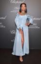 <p>Dans une robe-bustier bleu ciel et fendue à l’extrême, la Barbadienne était envoûtante. Tout comme Bella Hadid, Rihanna ne s’embarrasse pas de cacher ses sous-vêtements.<br>Crédit : Getty </p>