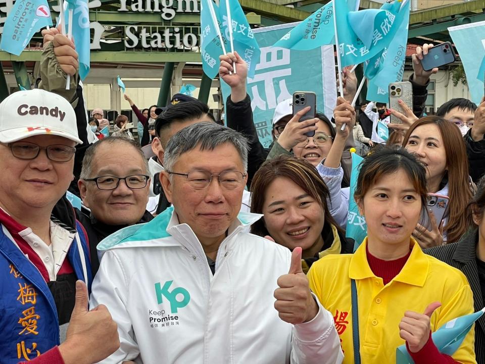 民眾黨總統候選人柯文哲於桃園楊梅車站前與支持者合影。吳家豪攝