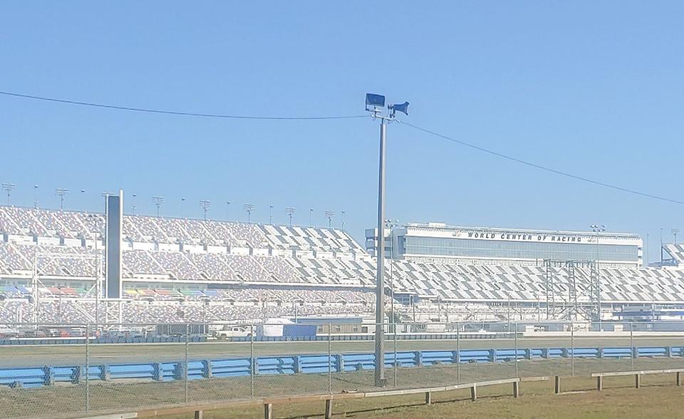 Una visita esta semana durante el Speedway "Semana del jeep" festividades que incluyeron un avistamiento de los dos trilones de puntuación de Daytona, incluido el de la izquierda en el lado de la curva 1 de la pista.