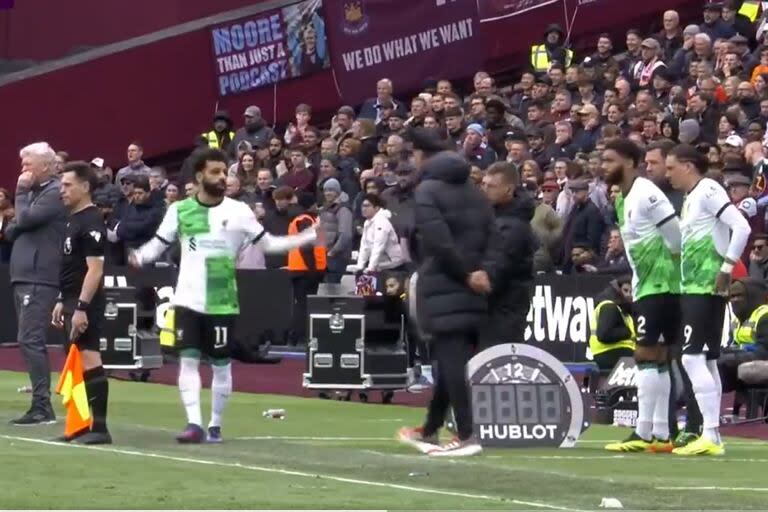 West Ham igualó cuando Salah iba a ingresar y el egipcio terminó discutiendo con el DT Klopp antes del cambio.