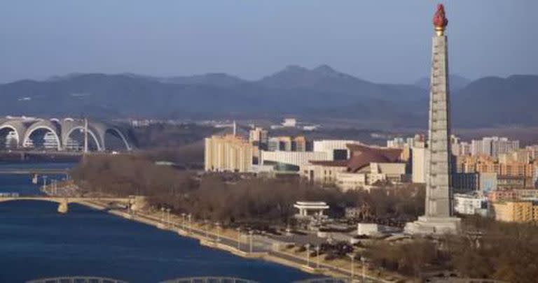 La torre Juche en Pyongyang, uno de los principales monumentos del país con 170 metros de altura, fue edificada en 1982 para rendir culto a la ideología que rige en Corea del Norte