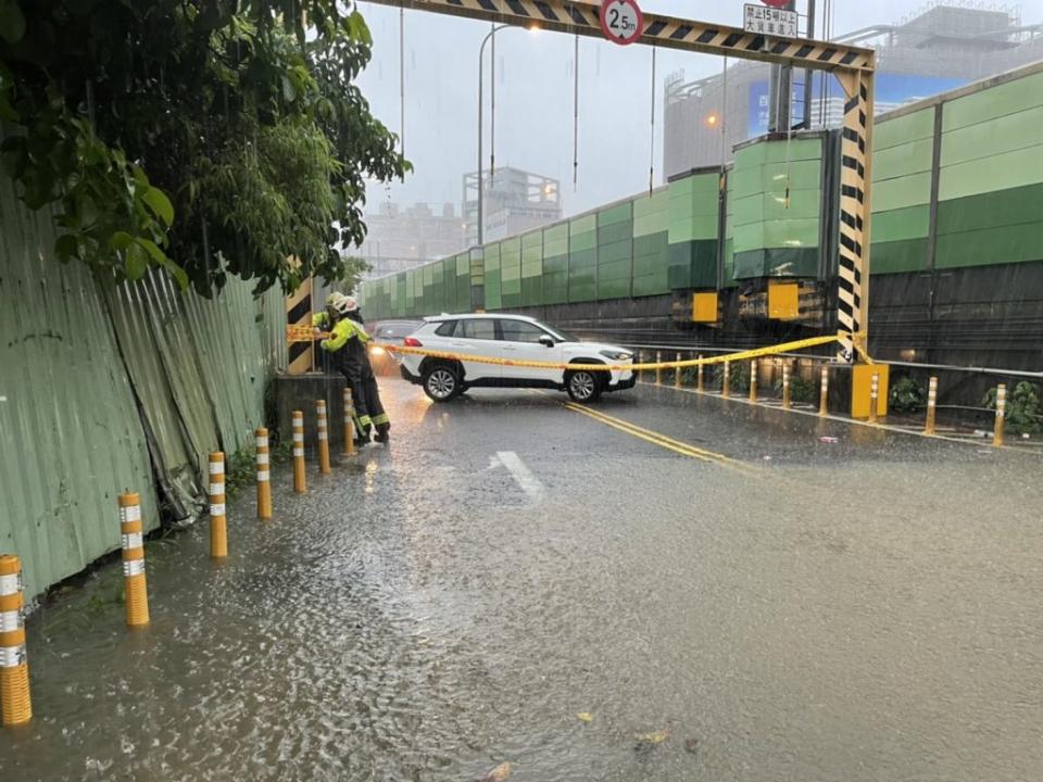 汐止南陽街、吉林街與福德三路的交叉路口積水嚴重，一部休旅車行經時拋錨。(新北市消防局提供)