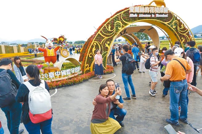 台中國際花毯節開幕第一天，吸引逾10萬遊客爭睹10公尺高的紅心皇后，重現防疫期間久違盛況。（王文吉攝）