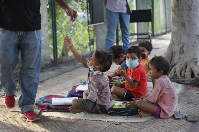 新德里街頭學校：印度新冠疫情持續延燒，家境貧困的孩童無法改採線上學習、面臨失學危機。（AP）