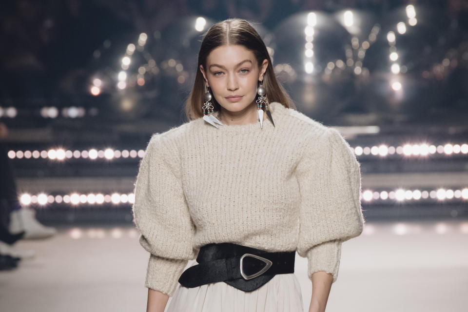 Gigi Hadid en la pasarela de la Semana de la Moda en París en 2020. (Getty Images)