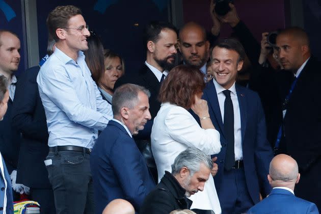 <p>Emmanuel Macron retrouve son frère Laurent au Stade de France.&nbsp;</p>
