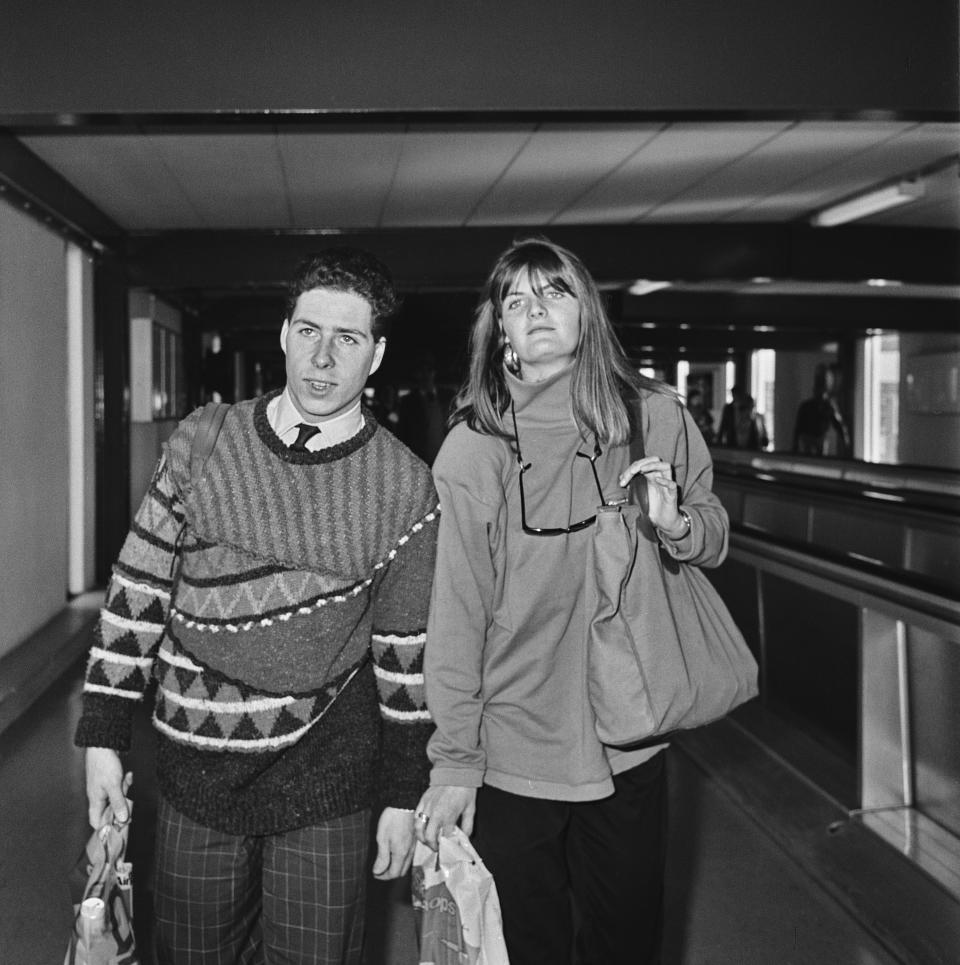 David Armstrong Jones, Viscount Linley, and British socialite Susannah Constantine at Heathrow Airport in London, England, 17th February 1985. (Photo by David Parker/Daily Express/Hulton Archive/Getty Images)