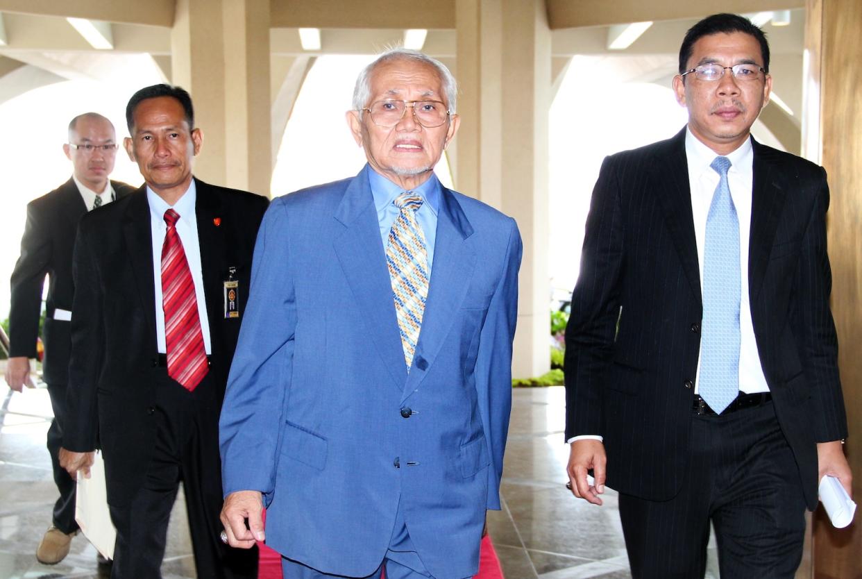 Taib Mahmud, a Sarawak politician, walks with his colleagues 