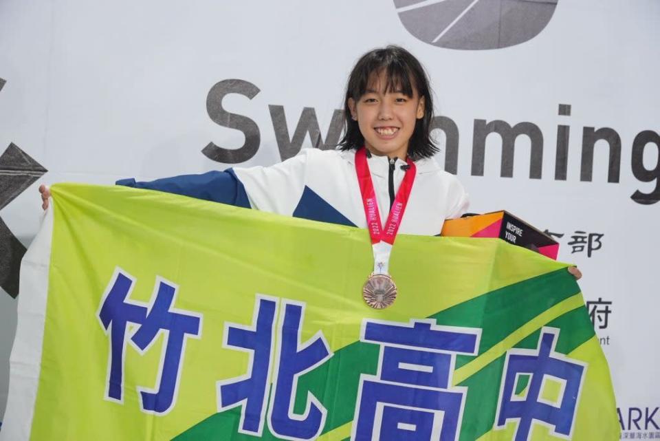 竹北高中李芯愛在游泳項目，拿下雙銅。（竹縣府提供）