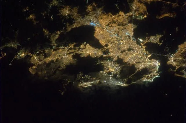 Nesta outra fotografia noturna, vemos que o Rio de Janeiro continua lindo, mesmo do espaço (Foto: ESA)