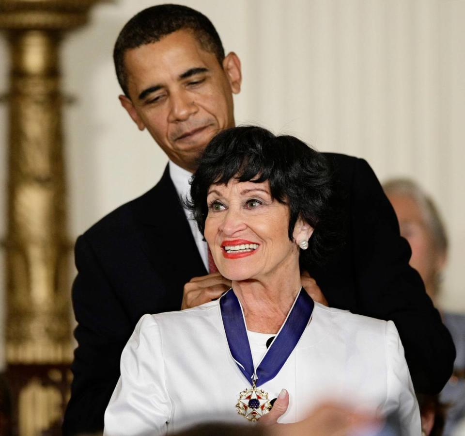 El presidente Barack Obama le presenta la Medalla Presidencial de la Libertad 2009 a Chita Rivera, actriz, cantante y bailarina de origen puertorriqueño que fue pionera para las artistas latinas, el miércoles 12 de agosto de 2009 en una ceremonia en la Casa Blanca, Washington, D.C.