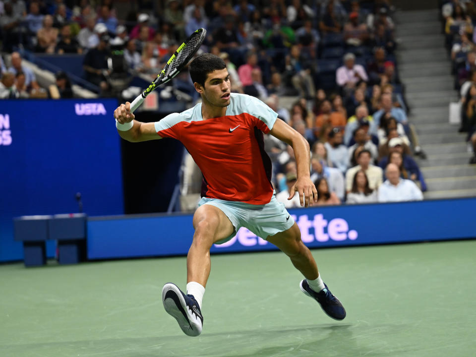 FLUSHING MEADOW, NY - SEPTEMBER 09:  Carlos Alcaraz (ESP) hitting a forehand during his semifinal at the US Open on September 09, 2022, played at the USTA Billie Jean King National Tennis Center at Flushing Meadow, NY. (Photo by Cynthia Lum/Icon Sportswire via Getty Images)
