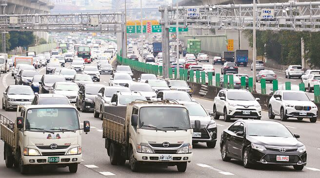 元旦連續假期首日，上午國道車潮陸續湧現，交通部長王國材表示，今年元旦連假有6成為旅遊旅次、3成為返鄉、1成為工作，大部分為中短程旅次為主。（張鎧乙攝）