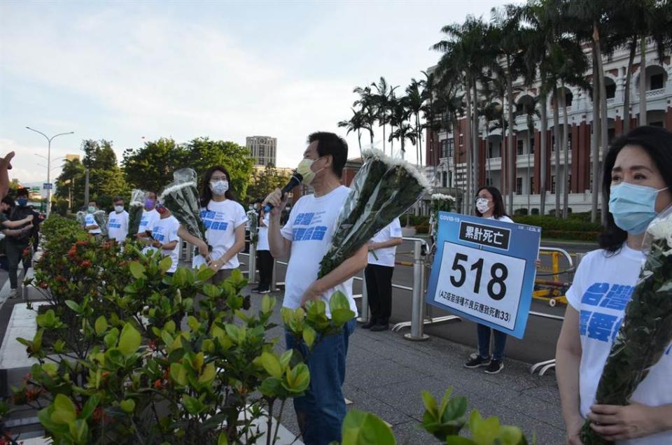 國民黨立委日前帶著白菊花從立法院步行至總統府，高喊「台灣要疫苗」，並獻花悼念因染疫死亡的500多位民眾。（圖／摘自國民黨立法院黨團臉書）