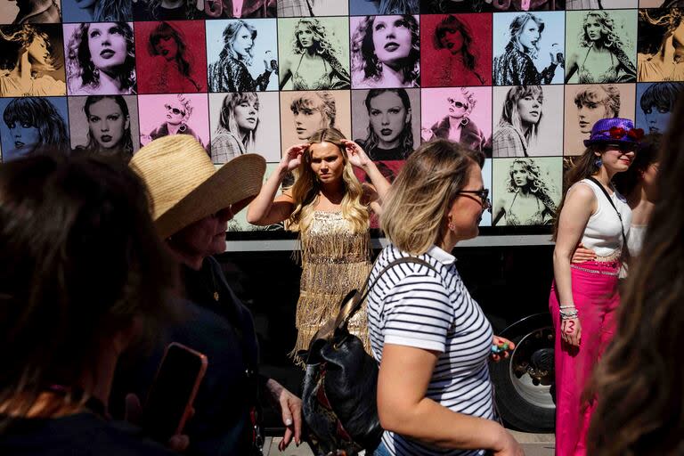 Los fanáticos de la cantante y compositora estadounidense Taylor Alison Swift, también conocida como Taylor Swift, llegan para asistir al concierto en el Paris La Defense Arena como parte de su The Eras Tour, en Nanterre, noroeste de Francia, el 10 de mayo de 2024.