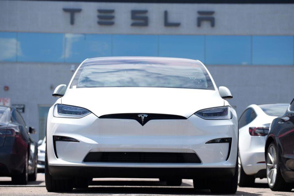 Ein Tesla Model X. - Copyright: picture alliance / ASSOCIATED PRESS | David Zalubowski