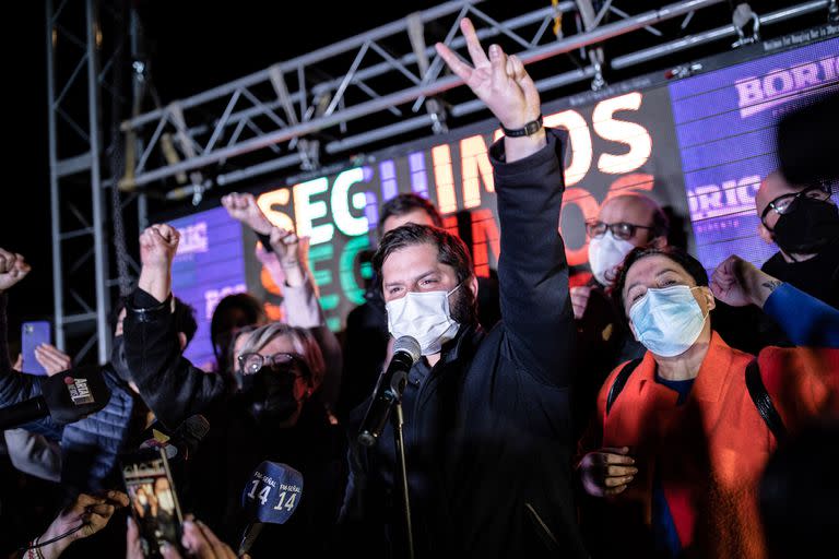 El precandidato presidencial chileno por el partido Convergencia Social, Gabriel Boric, celebra su victoria durante las elecciones primarias presidenciales en Santiago