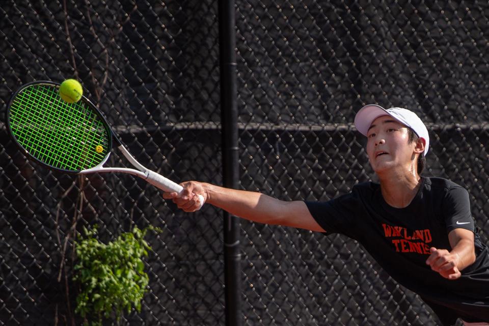 El primer jugador individual de Wayland High, Jeffrey Zhang, devuelve un tiro de su oponente de Bedford, durante la semifinal estatal de la División 3 en Lexington High, el 15 de junio de 2023.