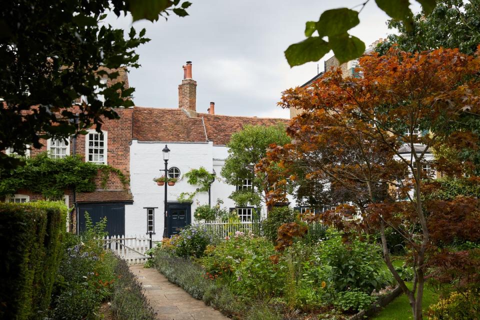 The house bears a plaque in the memory of Charles and Mary Lamb (Inigo)