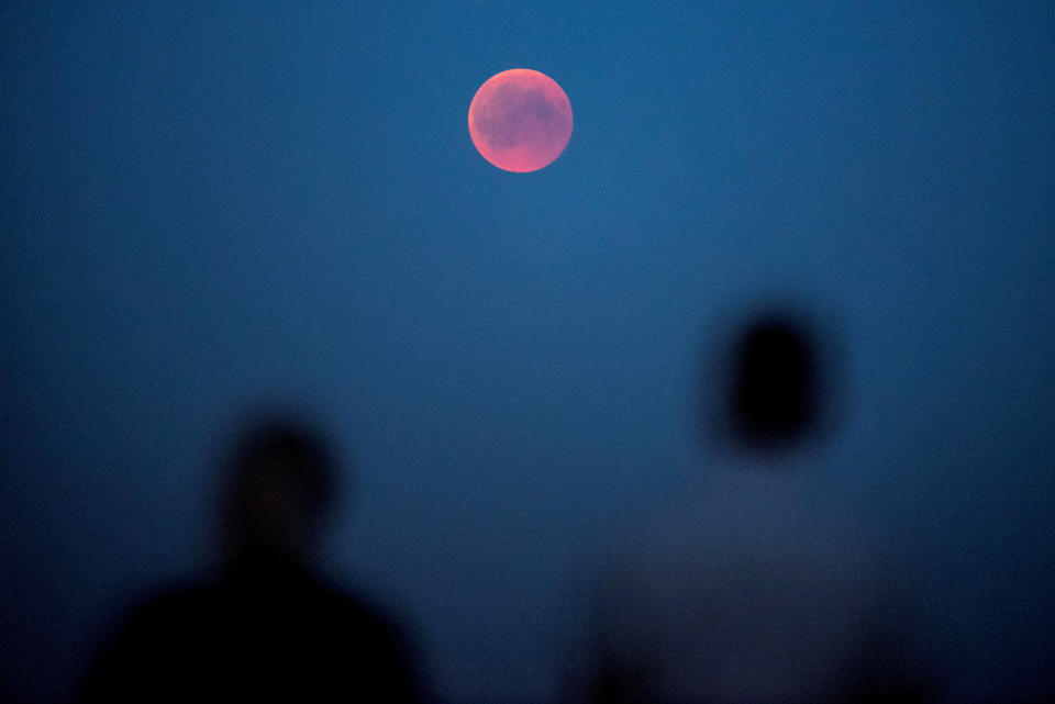 <p>Auch in Skandinavien konnte man die Mondfinsternis verfolgen. In der Nähe der Festival-Stadt Roskilde entfaltete sich der Blutmond bei klare Himmel. Laut der Nachrichtenseite thelocal.dk waren die Wetterbedingungen optimal. (Bild: Mads Claus Rasmussen/Ritzau Scanpix via Reuters) </p>