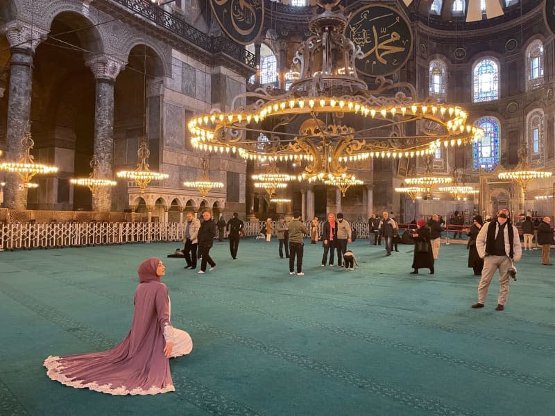 In mid-2020, Turkish President Recep Tayyip Erdogan converted Istanbul's world-famous Hagia Sophia from a museum into a mosque. Admission has been free ever since - but now things are about to change for tourist visitors. Linda Say/dpa