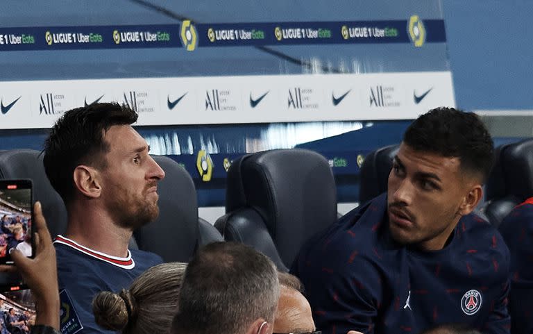 Cambio de Lionel Messi del PSG durante el partido de la Ligue 1 Uber Eats entre Paris Saint Germain y Lyon en el Parc des Princes el 19 de septiembre de 2021 en París, Francia. (Foto de Jose Breton / Pics Action / NurPhoto a través de Getty Images)