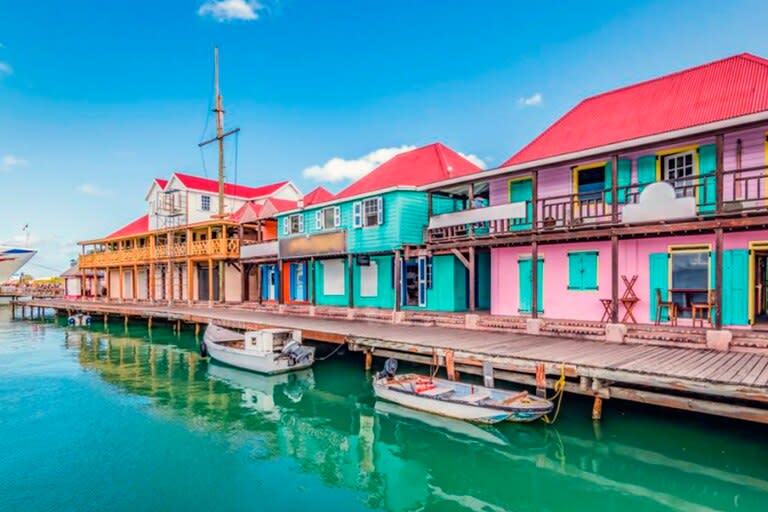 Una imagen de las pintorescas casas de Antigua y Barbuda con los botes amarrados al muelle