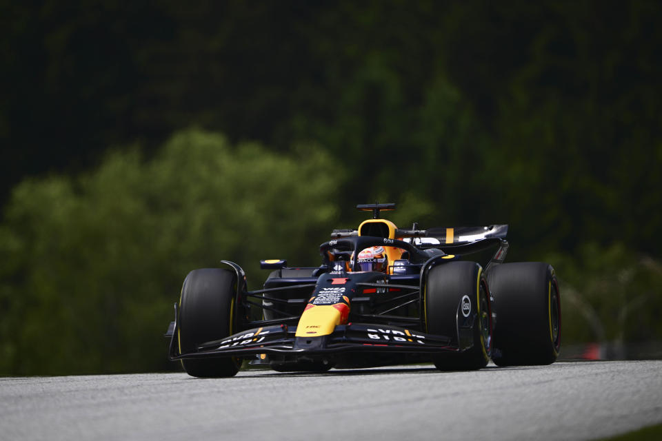 El piloto de Red Bull Max Verstappen maniobra su vehículo durante la sesión de práctica en el Gran Premio de Austria el viernes 28 de junio del 2024. (AP Foto/Christian Bruna)