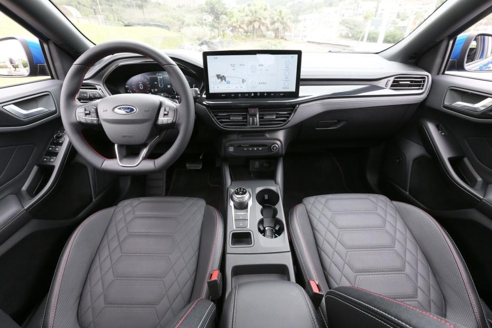 ST-LineX Vignale的內裝除以數位化座艙設計為主軸之外，中控台則以Vignale專屬軟質包覆，並搭配白色與紅色車縫線，融合了性能與精緻高質感的氣息氛圍。