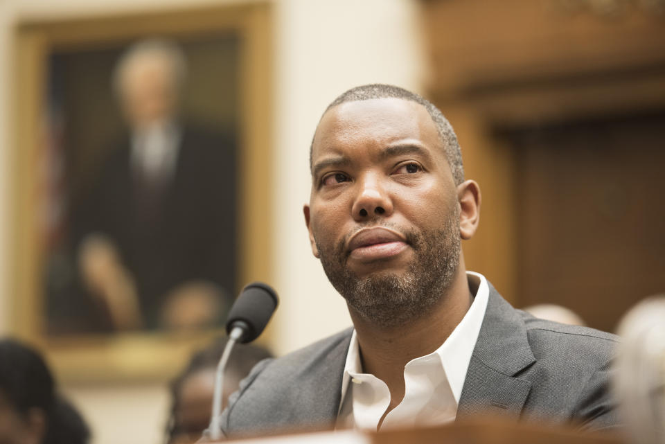 Washington D.C., el 19 de junio de 2019, Estados Unidos: Ta-Nehisi Coates testificó en el Subcomité Judicial de la Cámara de Representantes sobre Asuntos Constitucionales, Derechos Humanos y Libertades Civiles en una audiencia sobre el H.R. 40, la Comisión para el Estudio y Desarrollo de la Ley de Propuestas de Compensación para los Afroamericanos. (Patsy Lynch/Media Punch/IPX)