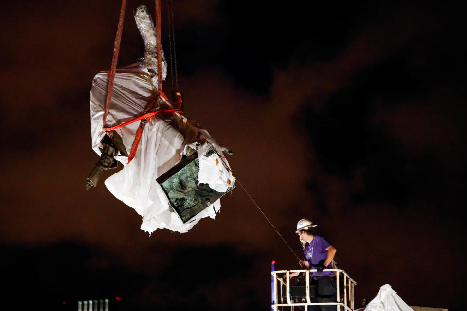 Christopher Columbus statue is being removed from the Grant Park in Chicago, Illinois, U.S. July 24, 2020. (Kamil Krzaczynski/Reuters)