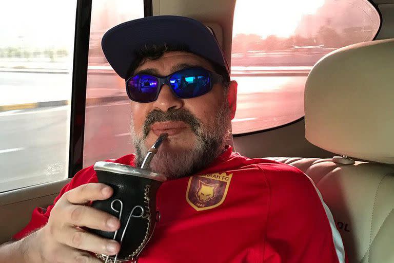 Diego Maradona disfruta de un mate durante un paseo por los Emiratos Árabes