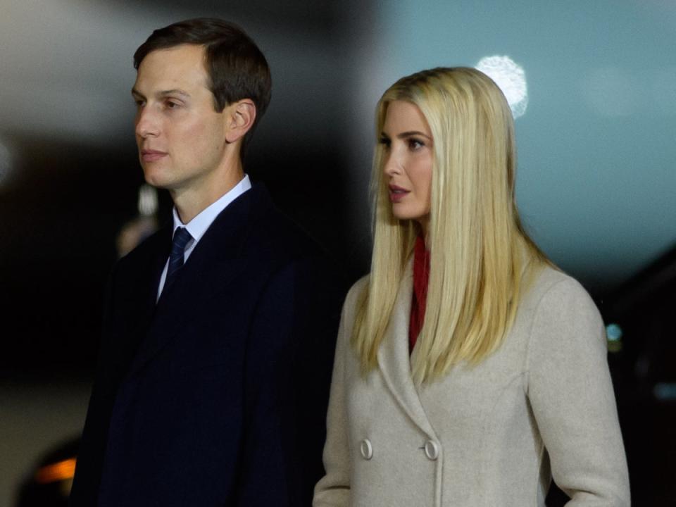 Jared Kushner e Ivanka Trump habrían tratado de “alejarse” del expresidente (Jeff Swensen/Getty Images)